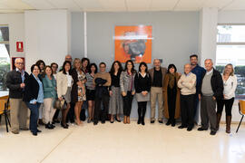 Foto de grupo. Donación de la obra "Desconexión", de Carlos Barceló, a la Facultad de Económicas. Facultad de Ciencias Económicas y Empresariales. Marzo de 2020