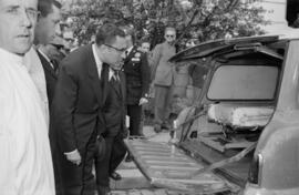 Francisco García Grana junto a la nueva ambulancia del Ayuntamiento. Parque de Málaga. Enero de 1963