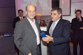 Entrega de regalo en la cena del 3º Congreso Internacional de Actividad Físico-Deportiva para Mayores de la Universidad de Málaga. Hotel Barceló Málaga. Marzo de 2009