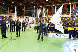 Kenny Chow ondeando la bandera de FISU. Acto de clausura y entrega de medallas. 14º Campeonato del Mundo Universitario de Fútbol Sala 2014 (FUTSAL). Antequera. Julio de 2014