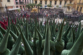 Tronos en el acto de la Hermandad de los Estudiantes en la Catedral. Plaza del Obispo, Málaga. Abril de 2022