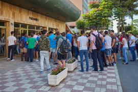 Alumnos entrando al acto de bienvenida a los alumnos de primer curso de Económicas. Paraninfo. Septiembre de 2014