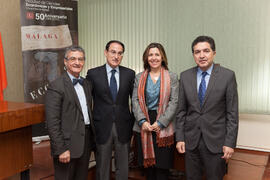 Foto de grupo previa a la mesa de trabajo "Competitividad con rostro humano", durante la jornada del II Día de la Economía Andaluza. Facultad de Ciencias Económicas y Empresariales. Febrero de 2015