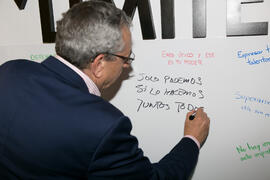 José Ángel Narváez firma en el mural de estand de UMA Convive. Jornadas de Puertas Abiertas de la Universidad de Málaga. Complejo Polideportivo Universitario. Abril de 2018