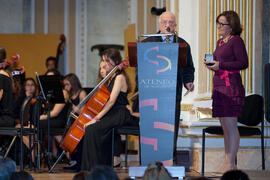 José María Puyana recibe la medalla del Ateneo. Teatro María Cristina. Abril 2015