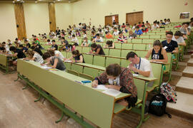 Examen en el aula Magna de la Facultad de Económicas y Empresariales. Olimpiada Española de Economía, Fase Nacional. Málaga. Junio de 2015