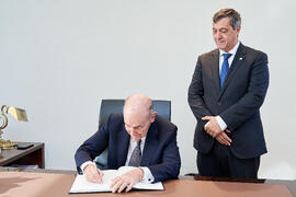 Miquel Roca i Junyent firma el Libro de Honor de la Universidad de Málaga. Paraninfo. Diciembre de 2024