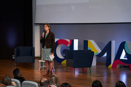 Luisa María Gómez del Águila presenta la conferencia "Dialogando" con Raquel Haro. Facultad de Psicología y Logopedia de la Universidad de Málaga. Febrero de 2022