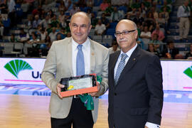 Eugenio Luque y Eduardo García. Homenaje del Unicaja Baloncesto a la Facultad de Económicas en su 50 Aniversario. Palacio de Deportes José María Martín Carpena. Mayo de 2015
