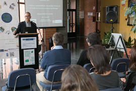 Gregorio García Reche presenta la exposición bibliográfica "La Biblioteca Universitaria y el Turismo Sostenible en Málaga". Biblioteca General. Abril de 2017