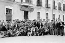 Escuela de Peritos Industriales en calle la Regente. Abril de 1956. Alumnos ante la fachada del centro. Málaga (España)