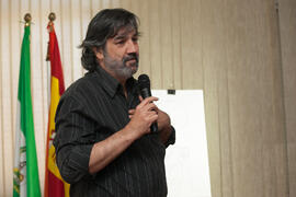 Ángel Idígoras en el espectáculo "Espejismos en su tinta. Magia dibujada". Facultad de Ciencias Económicas y Empresariales. Marzo de 2016