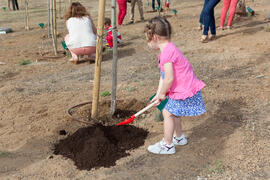 Niña graduada de la Escuela Infantil incorpora su árbol al Bosque del Conocimiento. Campus de Teatinos. Mayo 2015