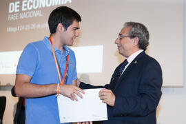 Entrega del primer premio a Martín Montilla. Entrega de premios en el Paraninfo de la Universidad de Málaga. Olimpiada Española de Economía, Fase Nacional. Junio de 2015