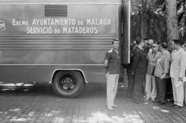 Visita del alcalde García Grana a dos camiones del servicio de mataderos del Ayuntamiento de Málaga. Agosto de 1963