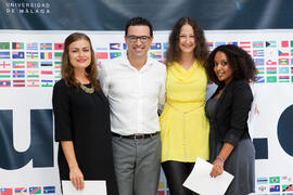 Antonio Hierro con alumnos en su graduación. Centro Internacional de Español. Septiembre de 2014