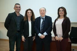 Foto de grupo tras la conferencia de José María Gay de Liébana "La economía y las cuentas del fútbol europeo". Paraninfo. Abril de 2016