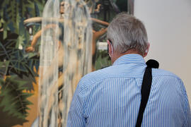 Visitante de la exposición "Eugenio Chicano Siempre". Museo de Málaga. Junio de 2021
