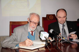 José Luis Sampedro y Eugenio Luque en las II Jornadas Andaluzas de Enseñanza de Economía de la Facultad de Ciencias Económicas y Empresariales de la Universidad de Málaga. Enero de 2009