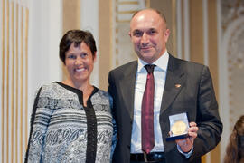 Marta Rueda y Eugenio Luque en la entrega de medallas del Ateneo. Teatro María Cristina. Abril 2015