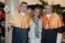 Representantes de la Universidad de Málaga momentos previos de salir en el desfile procesional de la estación de penitencia de la Hermandad de los Estudiantes. Abril de 2014