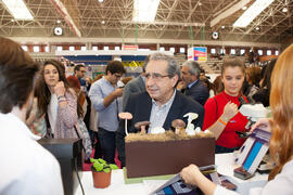 José Ángel Narváez en el estand de la Facultad de Ciencias. Jornadas de Puertas Abiertas de la Universidad de Málaga. Complejo Polideportivo Universitario. Abril de 2016