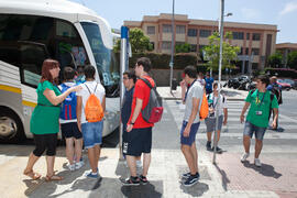 Alumnos subiendo al autobús. Salida desde el Campus de El Ejido. Aventura Amazonia Marbella. Olimpiada Española de Economía, Fase Nacional. Calle Miguel Bueno Lara. Málaga. Junio de 2015