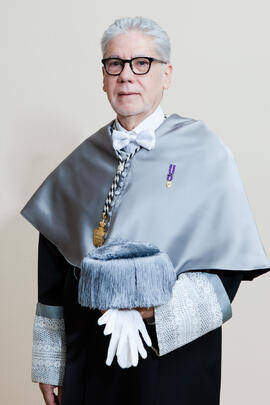 Retrato de Carlos Pérez Ariza previo a la imposición de la Medalla de Oro de la Universidad de Málaga a Adelaida de la Calle Martín. Paraninfo. Mayo de 2016