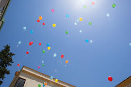 Suelta de globos en la fiesta del Día del Español. Centro Internacional de Español de la Universidad de Málaga. Junio de 2016