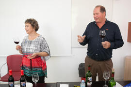 Cata de vino. Mesa redonda "Emprendimiento femenino en la gastronomía". Seminario "Emprende 21". Facultad de Ciencias Económicas y Empresariales. Octubre de 2016