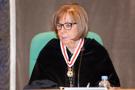 Adelaida de la Calle en la investidura como Doctores "Honoris Causa" de Michelle Mattelart y Armand Mattelart por la Facultad de Ciencias de la Comunicación de la Universidad de Málaga. Rectorado. Abril de 2014
