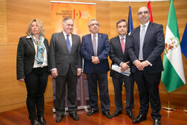Foto de grupo previa al acto inaugural de la jornada "Brexit y Gibraltar. Un reto con oportunidades conjuntas". Edificio del Rectorado. Febrero de 2017