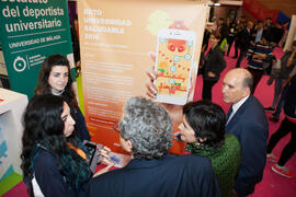 Pedro Montiel, Tecla Lumbreras y José Ángel Narváez en el estand de Deporte Universitario. Jornadas de Puertas Abiertas de la Universidad de Málaga. Complejo Polideportivo Universitario. Abril de 2016