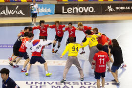 Jugadores coreanos celebran la victoria. Partido Japón - Corea del Sur. Categoría masculina. Campeonato del Mundo Universitario de Balonmano. Antequera. Julio de 2016