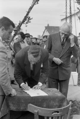 Málaga. Colocación de la primera piedra de grupo escolar en las playas de San Andrés. Noviembre de 1963