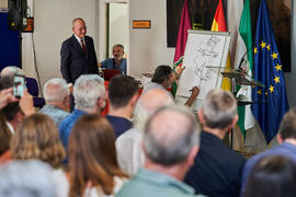 Intervención de Ángel Idígoras en la inauguración de su mural en la Facultad de Ciencias Económicas y Empresariales de la Universidad de Málaga. Campus de El Ejido. Junio de 2022