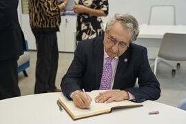 José Ángel Narváez firma el libro de firmas de la nueva facultad de Psicología y Logopedia de la Universidad de Málaga. Campus de Teatinos. Octubre de 2022