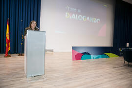 Patricia Benavides presenta la conferencia "Dialogando" con Chema Alonso. Salón de actos de la E.T.S.I Informática y Telecomunicaciones. Abril de 2017