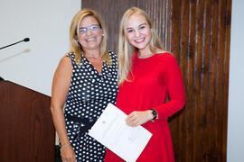 Gema Zarzuela con una alumna en su graduación. Centro Internacional de Español. Julio de 2014