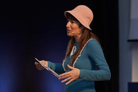 Raquel Haro. Dialogando sobre "cómo convertir tus dramas en una bonita historia". Facultad de Psicología y Logopedia de la Universidad de Málaga. Febrero de 2022