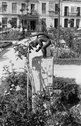 Málaga. Estatua de la Plaza de la Victoria. Mayo de 1963