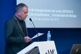 Antonio Álvarez Gil presenta la conferencia inaugural del curso 2018-2019 de la Escuela Técnica Superior de Arquitectura de la Universidad de Málaga. Paraninfo. Octubre de 2018