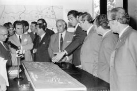 Málaga. Presentación al alcalde de la ciudad, D. Antonio Gutiérrez Mata, el proyecto de Campus Universitario de Málaga, elaborado por la Asociación de Amigos de la Universidad de Málaga. Julio de 1969