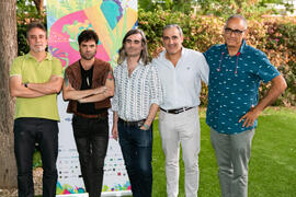 Foto de grupo previa al concierto de Joe Crepúsculo. Cursos de Verano de la Universidad de Málaga. Contenedor Cultural UMA. Julio de 2018