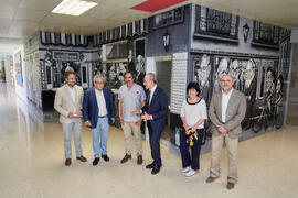 Foto de grupo. Inauguración del mural de Ángel Idígoras en la Facultad de Ciencias Económicas y Empresariales de la Universidad de Málaga. Campus de El Ejido. Junio de 2022