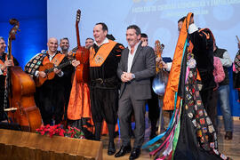 Antonio Banderas con la Tuna de Económicas. Entrega de la distinción "Oikonomos" de la Facultad de Ciencias Económicas y Empresariales de la Universidad de Málaga. Paraninfo. Diciembre de 2024
