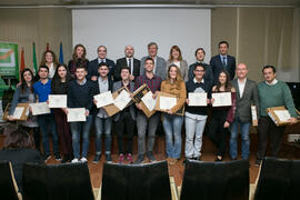 Foto de grupo tras la entrega de premios de la X Olimpiada de Economía. XI Jornadas Andaluzas de Enseñanza de Economía. Facultad de Ciencias Económicas y Empresariales. Febrero de 2018