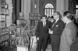 Autoridades en el Salón de los Espejos del Ayuntamiento de Málaga con motivo del concurso de canaricultura. Enero de 1963