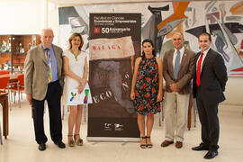 Foto de grupo. Entrega de Becas de la Cátedra Santander de Responsabilidad Social Corporativa. Facultad de Ciencias Económicas y Empresariales. Julio de 2015