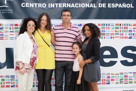 Cristina Ortega y Álvaro García con alumnos en su graduación. Centro Internacional de Español. Septiembre de 2014
